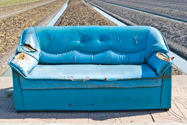 在大街上的很旧复古蓝色沙发 — 图库照片