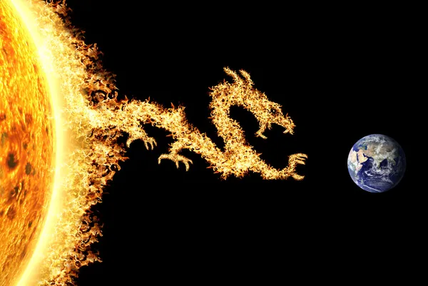 Dragon de feu du Soleil se dirigeant vers la Terre Photo De Stock