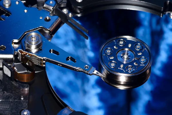 O disco rígido desmontado do computador em um backgr azul escuro — Fotografia de Stock