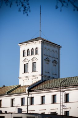 eski fabrika içinde çift giriş