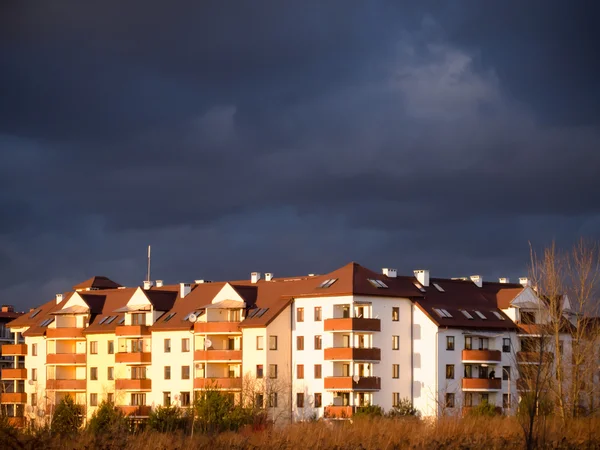 Apartment house with dark clouds over — Stock Photo, Image