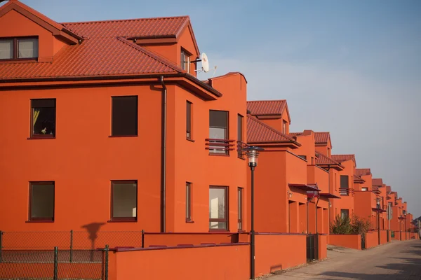 Hermosos apartamentos de color naranja con cielo azul — Foto de Stock
