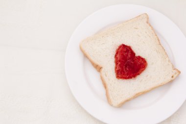 Ahududu reçeli ile tost