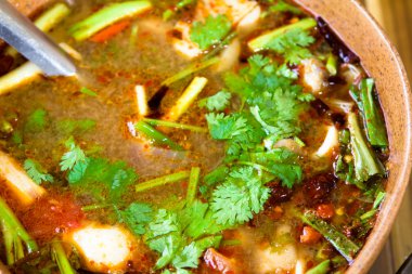 karides ile baharatlı tom yum çorbası