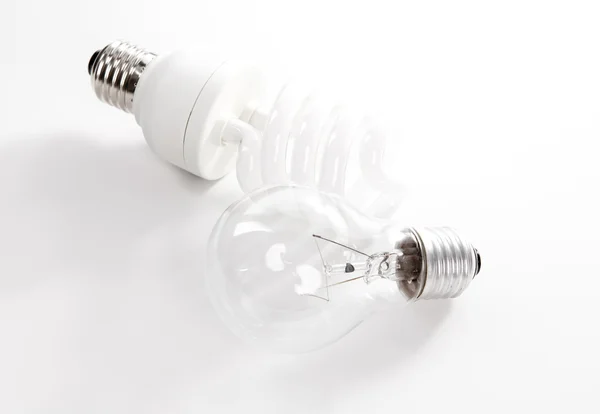 Вольфрам и энергосберегающие лампочки — стоковое фото
