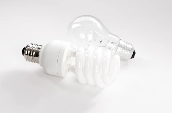 Tungsteno e lampadina a risparmio energetico — Foto Stock