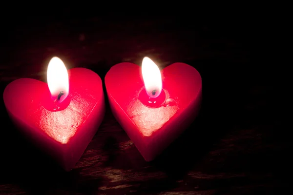 Красные горящие свечи в форме сердца — стоковое фото