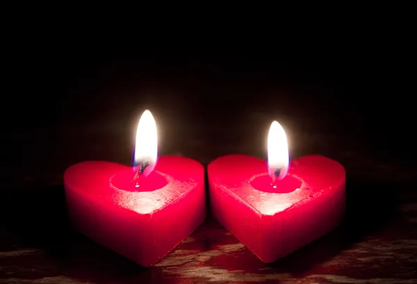 Velas rojas en forma de corazón ardiente —  Fotos de Stock