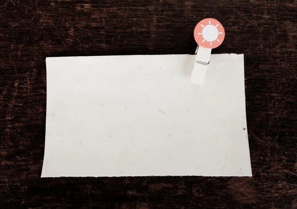 Starý papír a kolíčkem — Stock fotografie
