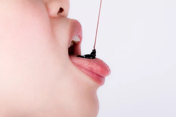 Usta kobiety z czekoladą — Zdjęcie stockowe