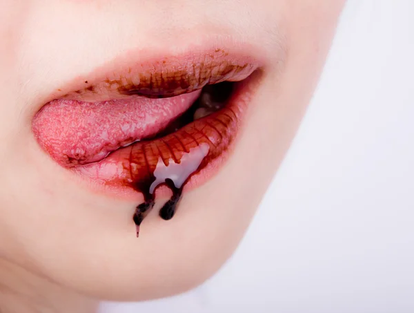 Женские губы с шоколадом — стоковое фото