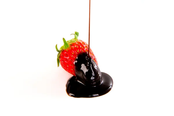 Свежая клубника, покрытая тёмным шоколадом — стоковое фото