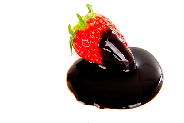 Frische Erdbeeren mit dunkler Schokolade überzogen — Stockfoto