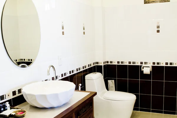Banheiro branco com banheiro — Fotografia de Stock
