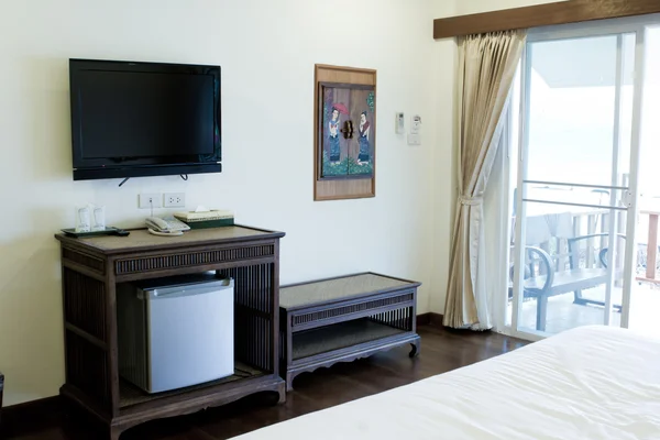 TV görünümünden bir otel odasında yatak — Stok fotoğraf