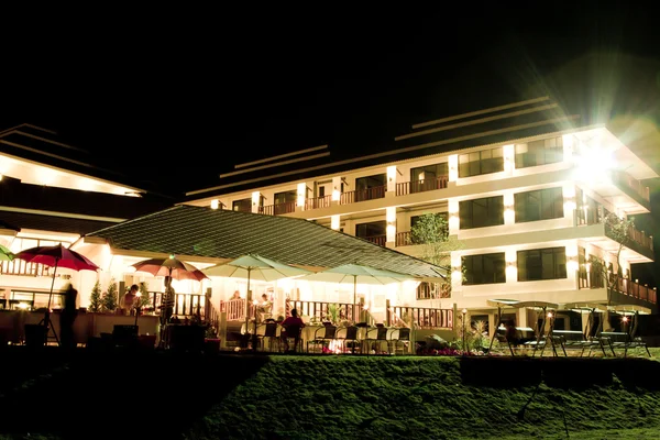 Hotel à noite — Fotografia de Stock
