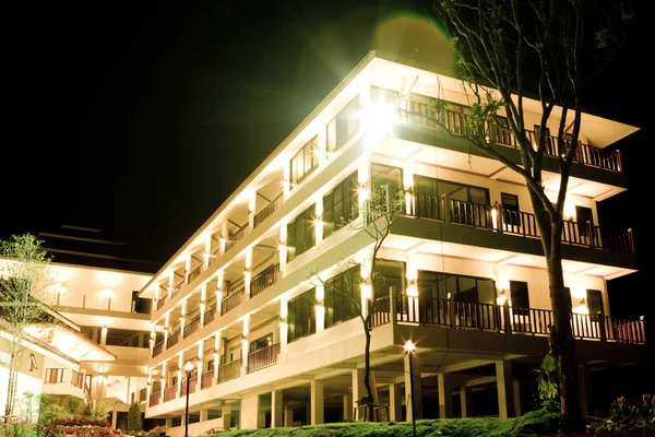 Отель ночью — стоковое фото