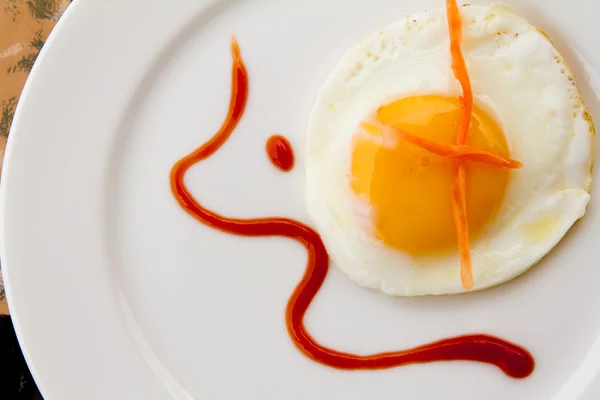 Fried egg on a plate — Stock Photo, Image