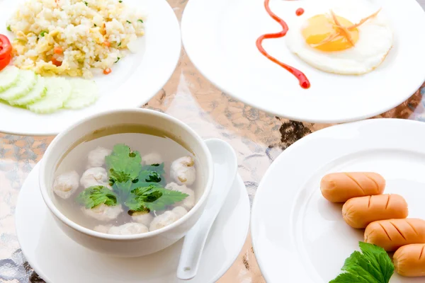 Café da manhã - arroz frito, sopa, torrada, ovo — Fotografia de Stock