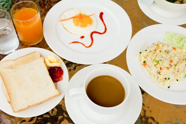 El desayuno - el arroz frito, la sopa, la tostada, el huevo —  Fotos de Stock
