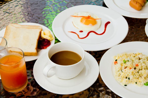 Frukost - stekt ris, soppa, toast, ägg — Stockfoto