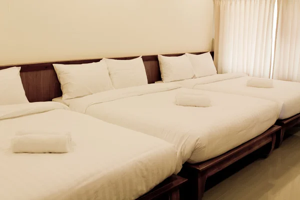 有床的旅馆房间 — 图库照片