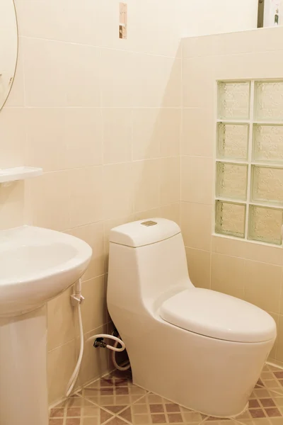 Біла ванна кімната з туалетом — стокове фото