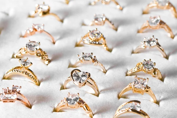 Anello dorato e diamante — Foto Stock