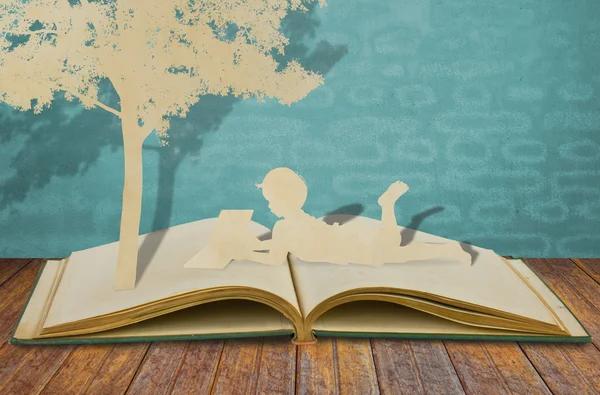 Детская вырезка из бумаги читает книгу — стоковое фото