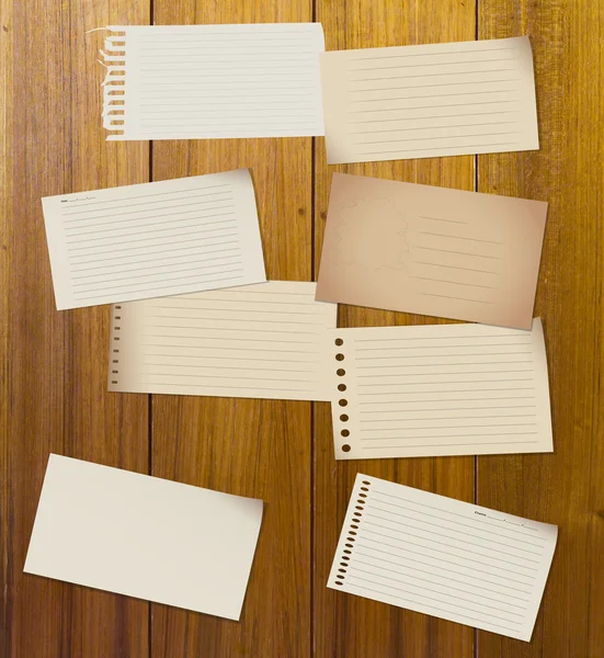 Folhas de papel definidas no chão de madeira — Fotografia de Stock
