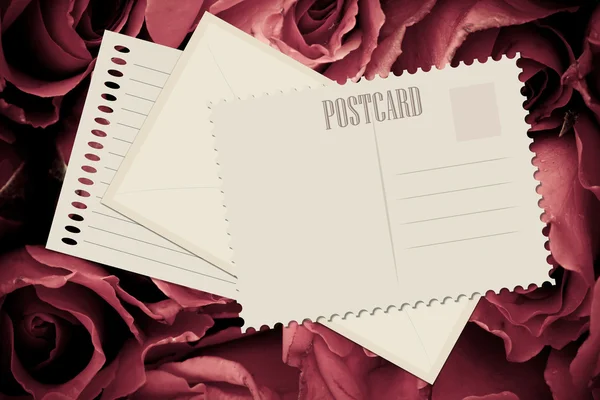 빨간 장미와 오래 된 카드 — 스톡 사진