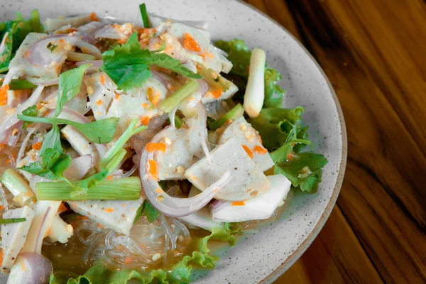 Würziger Salat aus gekochter Schweinswurst — Stockfoto