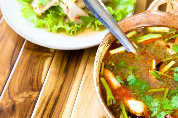 Sopa picante tom yum com camarão — Fotografia de Stock