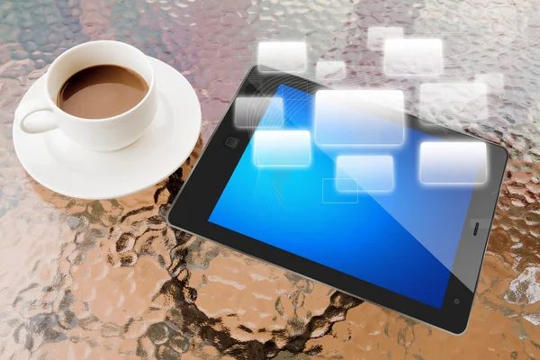 Cyfrowe tabletki i filiżankę kawy na stół roboczy — Zdjęcie stockowe