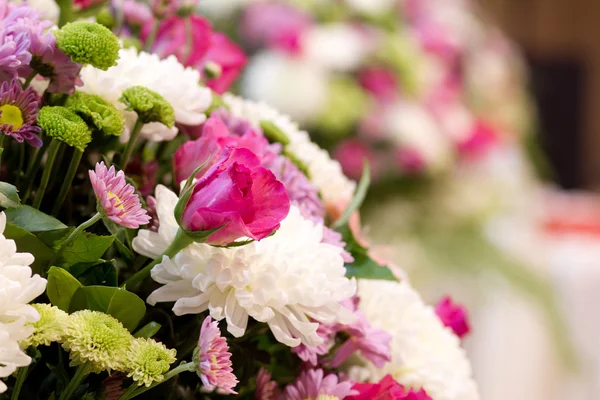 Roze bloem op de bruiloft — Stockfoto