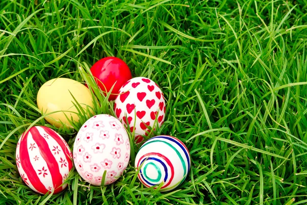 Huevos de Pascua en hierba verde fresca — Foto de Stock