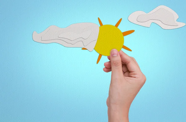 手拿纸工艺的太阳 — 图库照片