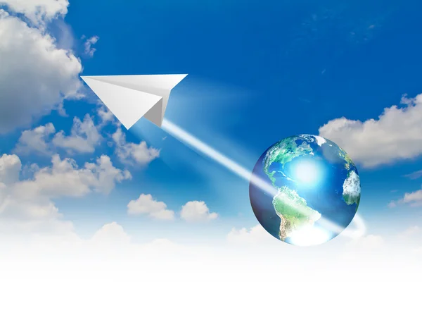 Papier vliegtuigen in blauwe hemel met aarde — Stockfoto