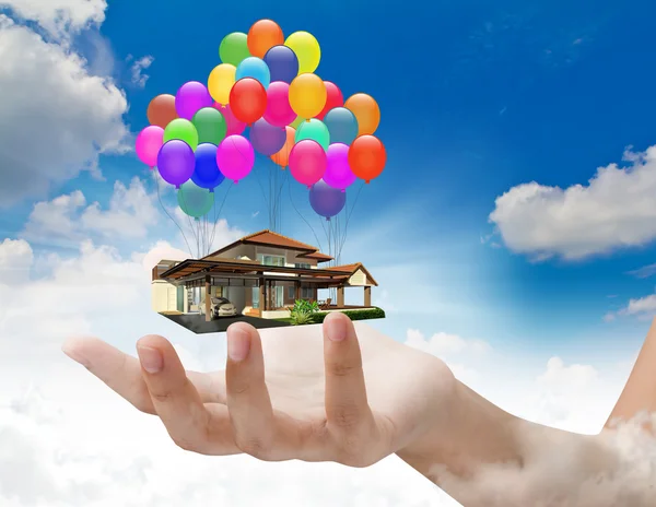 Ein Haus, das von Luftballons angehoben wird — Stockfoto