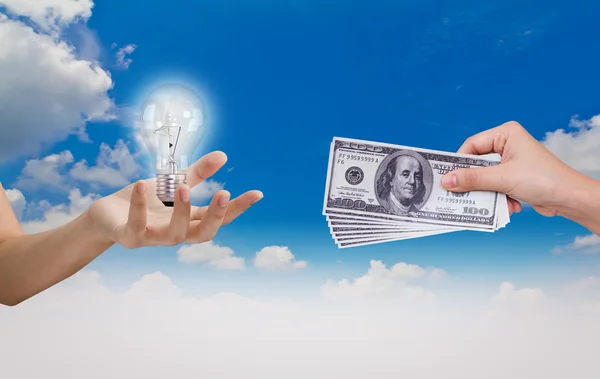 手交换想法 (灯泡) 与美元在蓝蓝的天空 — 图库照片