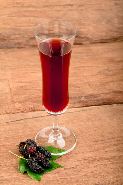 Малберри сок в стакане — стоковое фото