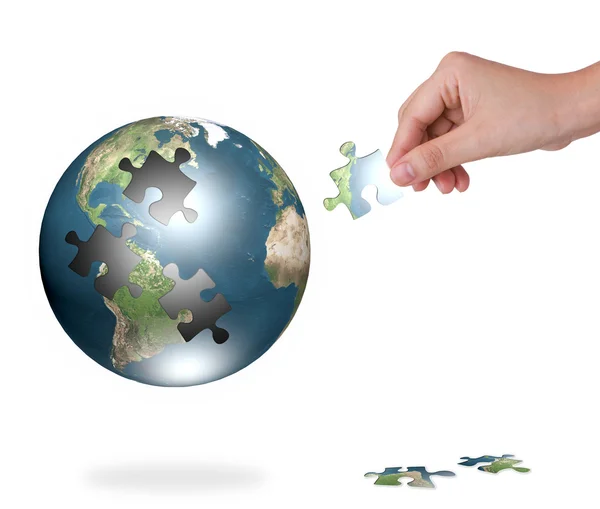 Geschäftskonzept mit einem Hand Building Puzzle Globus — Stockfoto