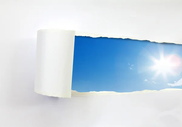 Gescheurd papier en blauwe hemel — Stockfoto