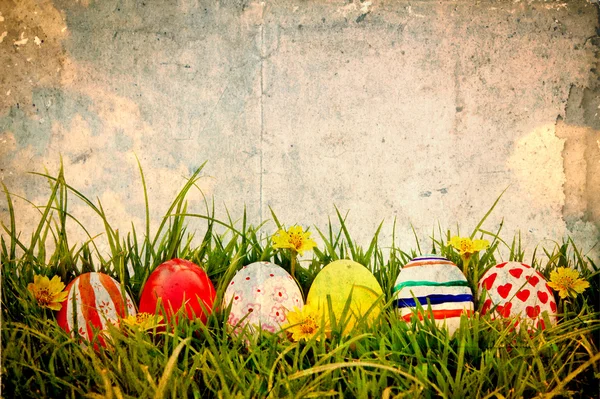 イースターの卵と新鮮な緑の芝生の ov に花とグランジ紙 — ストック写真