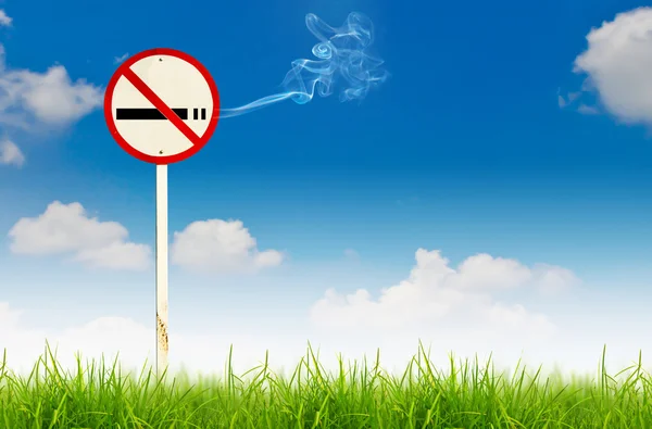 新鮮な春の緑の草に禁煙の標識 — ストック写真