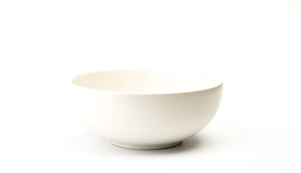 Біла тарілка ізольована на білому тлі — стокове фото
