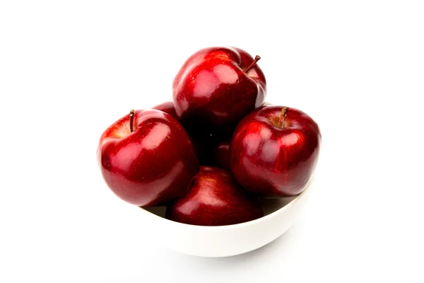 Pomme rouge sur plaque blanche isolée sur fond blanc — Photo