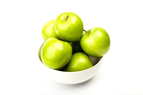 白い背景で隔離の皿の上の緑のリンゴ — ストック写真