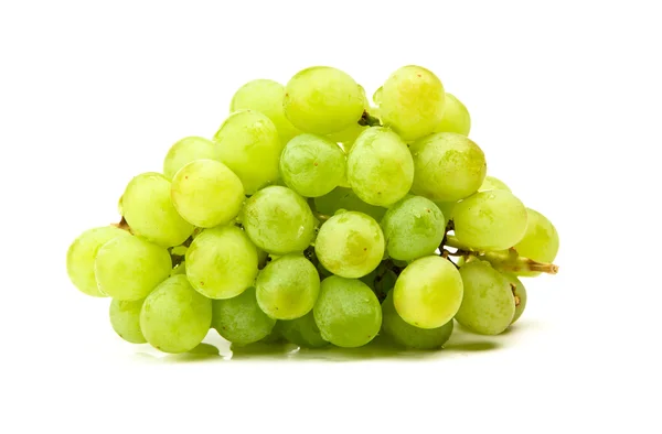 Зеленый виноград, выделенный на белом — стоковое фото