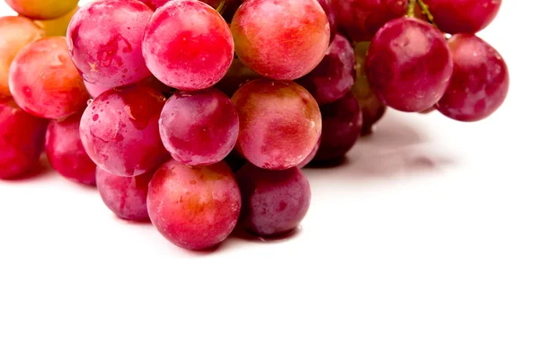 Червоний виноград ізольований на білому — стокове фото